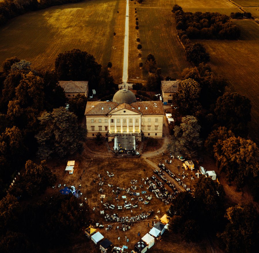 Villa Levi - vista aerea drone al tramonto con il parco storico